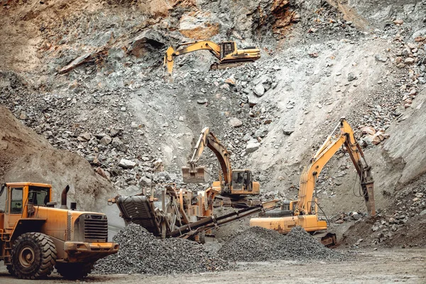 在公路工地工作的工业垃圾车 轮式装载机 推土机 挖掘机和履带式挖掘机 重型机械活动 — 图库照片