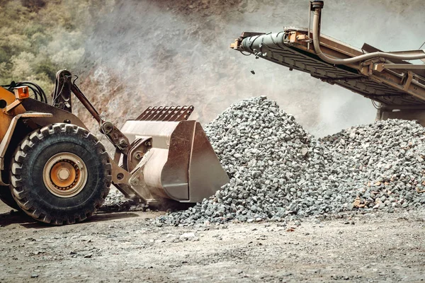 在现场工作的工业机械 砂砾装卸轮式装载机的闭合 — 图库照片