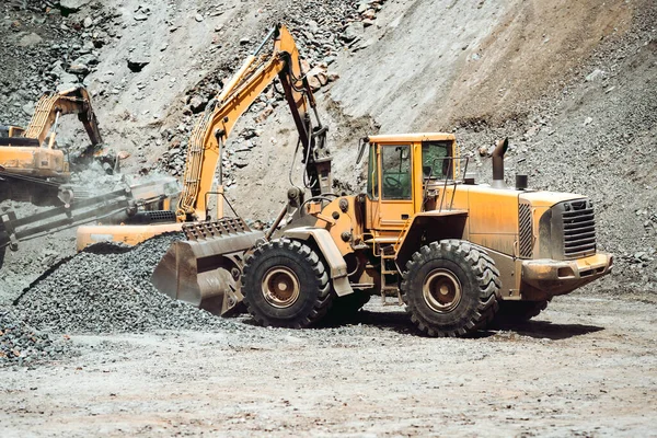 矿轮装载机中的重型机械在砂砾分类计划中运输砂砾 — 图库照片