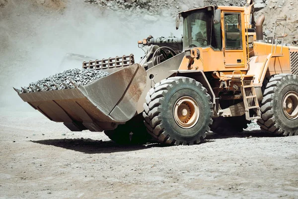 Large Wheel Loader Quarry Site Transporting Loading Gravel Dumper Trucks — Stock Photo, Image