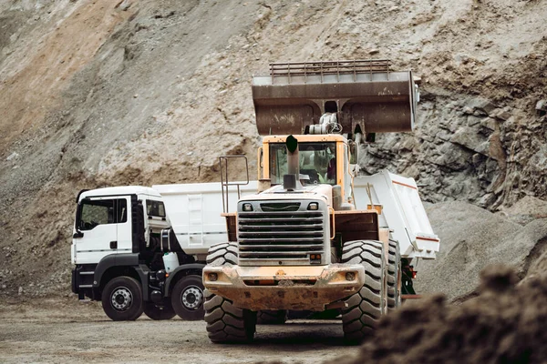 在工地工作的工业垃圾车和轮式装载机 装卸砂砾和泥土 重型机械活动 — 图库照片