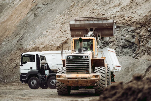 Truk Dumper Industri Dan Loader Roda Bekerja Lokasi Konstruksi Memuat — Stok Foto