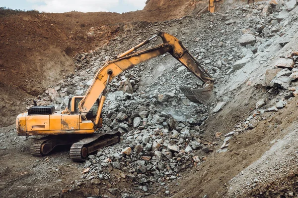 Grävmaskiner För Grävning Industrispår Vid Stenbrott Eller Byggarbetsplatser Maskinuppgift Stockfoto