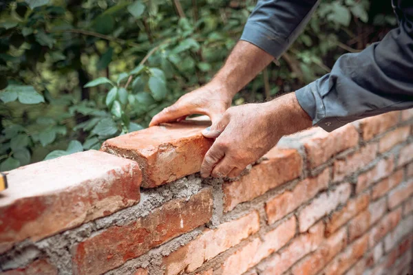 Gros Plan Travailleur Industriel Maçon Installant Des Briques Sur Chantier — Photo