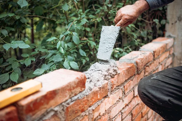 모르타르 흙손으로 벽돌만드는 벽돌공 노동자 — 스톡 사진