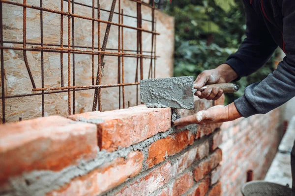 セメントとモルタとレンガの壁を構築するためのパンナイフを使用してプロの労働者 — ストック写真