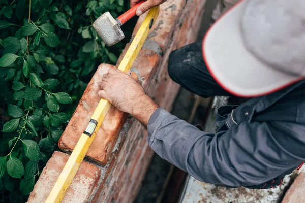 Trabalhador Construção Civil Profissional Que Coloca Tijolos Construção Paredes Tijolos — Fotografia de Stock