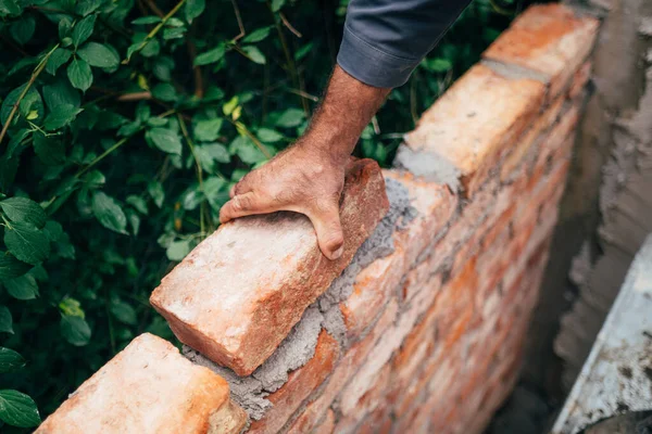 Gros Plan Homme Maçon Industriel Installation Briques Sur Construction Assis — Photo