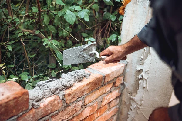 벽돌을 모르타르로 배치하고 조정하는 벽돌공의 전문적 노동자 — 스톡 사진