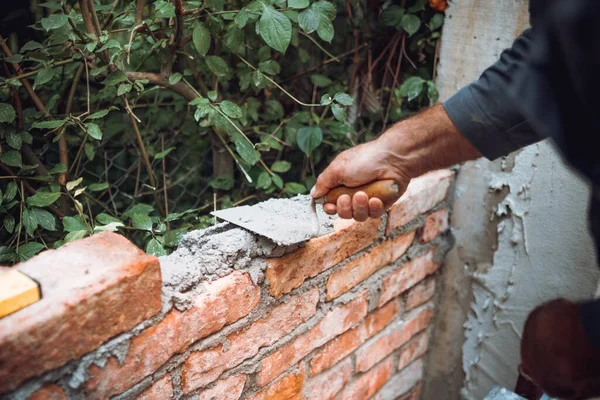 Gros Plan Ouvrier Industriel Maçon Installation Briques Sur Les Murs — Photo