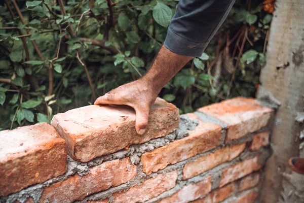 Maçon Ouvrier Industriel Installant Vieilles Briques Maçonnerie Sur Mur Extérieur — Photo