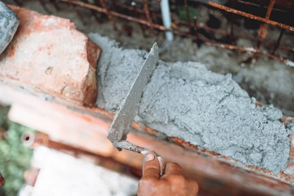 Trabajador Profesional Que Utiliza Cuchillo Para Construcción Paredes Ladrillo Viejo —  Fotos de Stock