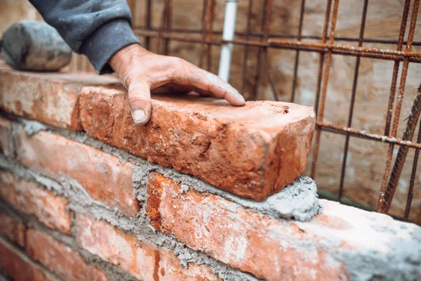 Οικοδόμος Εργάτης Βάζοντας Τούβλα Και Χτίζοντας Τοίχους Στο Εργοτάξιο Λεπτομέρεια — Φωτογραφία Αρχείου