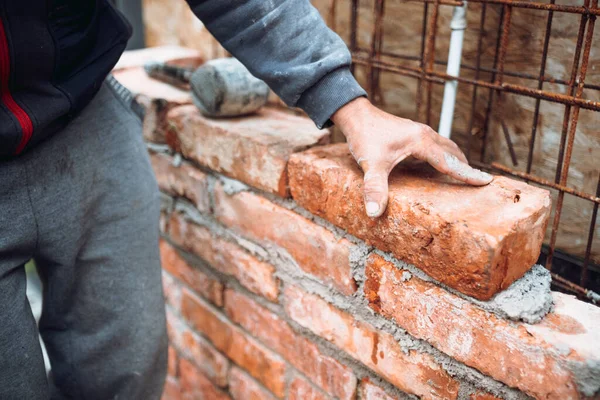 工业石匠 建筑工人在建筑工地上铺砖和建筑墙 手工操作及放置砖块的详情 — 图库照片
