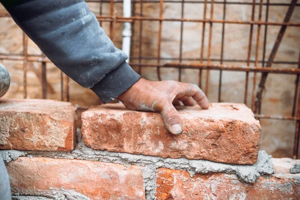 Maurer Industriearbeiter Die Ziegel Und Mauern Auf Der Baustelle Verlegen — Stockfoto