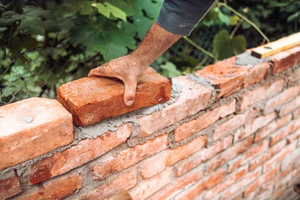 レンガ モルタル トロエルの壁を構築する産業建設レンガ職人 — ストック写真