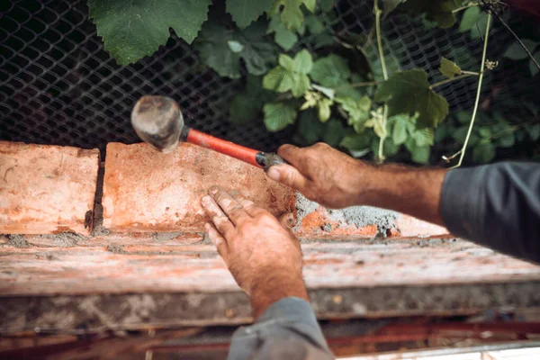 Primo Piano Del Lavoratore Industriale Muratore Installazione Mattoni Cantiere — Foto Stock