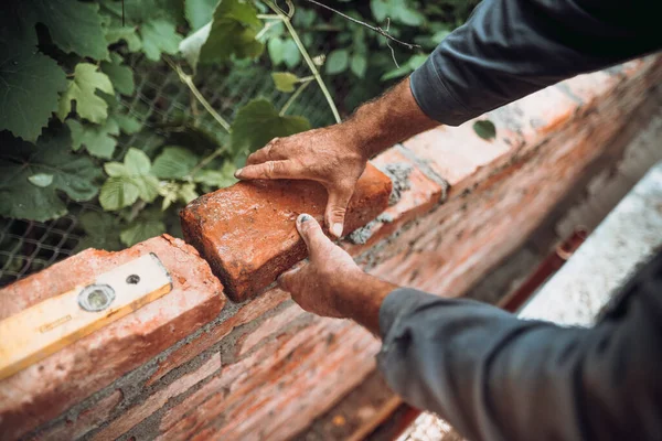 Trabalhador Construção Civil Profissional Que Coloca Tijolos Paredes Construção Canteiro — Fotografia de Stock