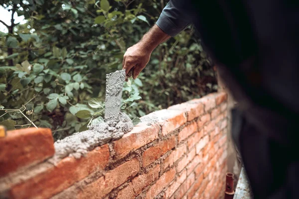 Travailleur Plaçant Installant Des Briques Sur Mur Extérieur Sur Construction — Photo