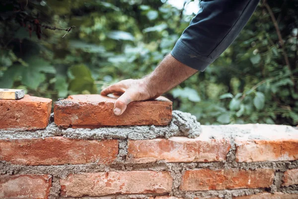 Detalhes Indústria Construção Pedreiro Trabalhadores Construção Paredes Com Tijolos Argamassa — Fotografia de Stock