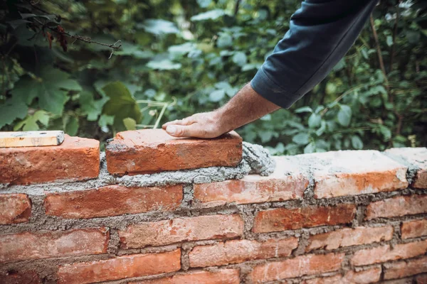 Travailleur Plaçant Installant Des Briques Sur Mur Extérieur Sur Construction — Photo