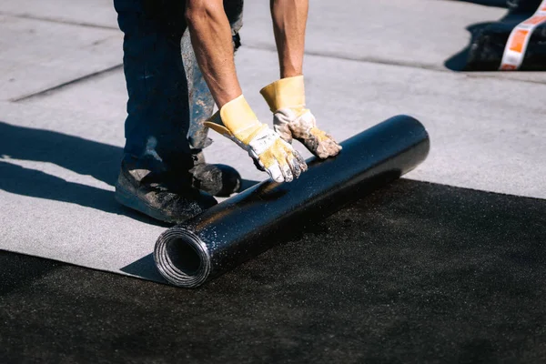 Lavoratori Professionisti Impermeabilizzazione Cantiere Casa Membrana Rotolante Del Lavoratore — Foto Stock