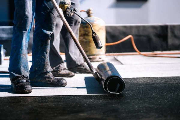 Wasserdichte Isolierung Mit Bitumenmembransystem Professionelle Bauarbeiter Abdichten Hausbau — Stockfoto