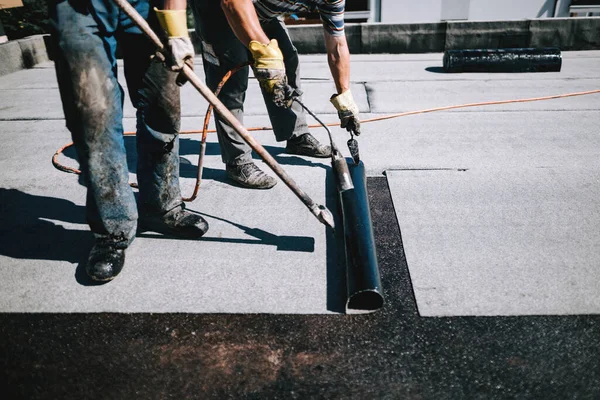 Pracownicy Budowlani Izolujący Dach Membraną Bitumiczną Szczegóły Hydroizolacji Placu Budowy — Zdjęcie stockowe