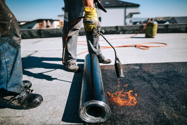 Bitumineuze Membraanwaterdicht Systeem Details Installatie Het Dak Professionele Bouwvakker Die — Stockfoto