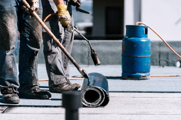 Details Zur Dachterrassenabdichtung Arbeiter Installieren Die Isolierung Des Bitumenmembranabdichtungssystems Mit — Stockfoto