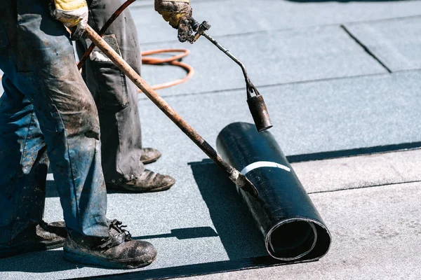 Trabalhadores Construção Civil Roofers Instalação Rolos Membrana Impermeabilização Betuminosa Para — Fotografia de Stock
