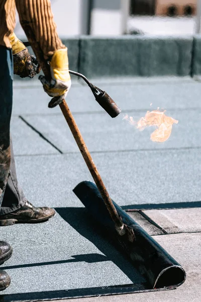 安装沥青防水膜胶卷用于房屋防水的工人 由专业人士提供的住宅防水工程详情 — 图库照片