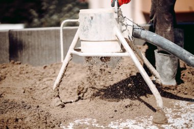 Kum ve çimento pompası detaylarını kapat, inşaat sahasında serili ve bitiriliyor 