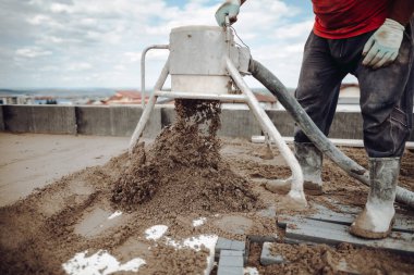 Detayları taradım. Kum ve çimento döşeme teras beton üzerine vida