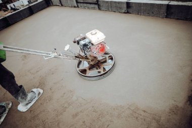 İnşaat işçisinin güç mala makinesiyle beton taramayı bitirme ayrıntıları