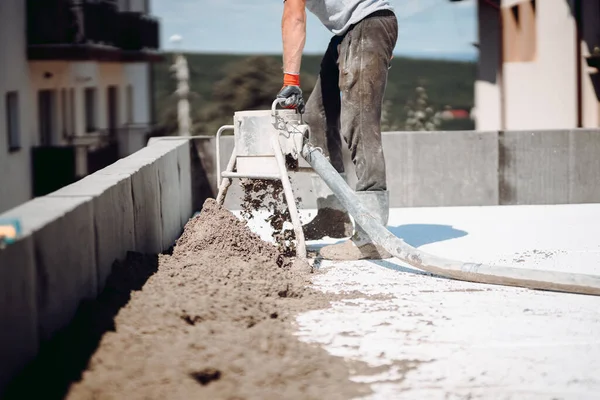 Ritratto Lavoratore Con Pompa Sabbia Cemento Posa Massetto Finitura Cantiere — Foto Stock