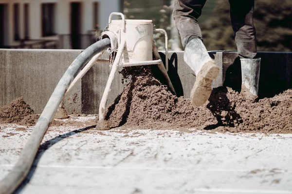 Nahaufnahme Der Arbeiter Mit Sand Und Zementpumpe Estrichverlegung Und Fertigstellung — Stockfoto