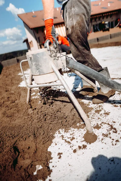 Csavaros Részletek Fektetése Simítása Homok Cement Esztrich Felett Beton Tetőterasz — Stock Fotó