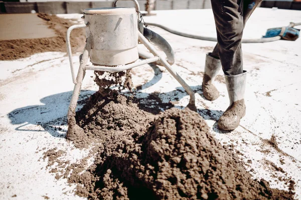 Empregado Que Coloca Areia Cimento Instalação Betonilha Areia Cimento Piso — Fotografia de Stock