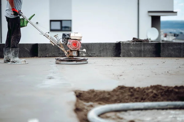 Semen Mesin Sekop Lembut Dengan Pekerja Screed Lantai Smoothing Rumah — Stok Foto