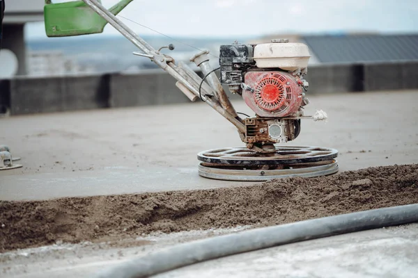 Industriella Verktyg Helikopter Betong Avjämning Byggnadsarbetare Efterbehandling Betong Avjämnas Med — Stockfoto