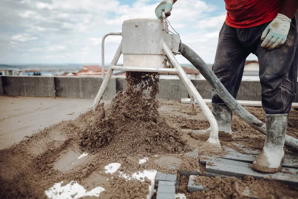 Βιδωμένες Λεπτομέρειες Ισοπεδώνοντας Άμμο Και Τσιμέντο Screed Πάνω Από Ταράτσα — Φωτογραφία Αρχείου