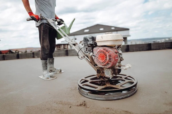 Operaio Cantiere Costruzione Utilizzando Elicottero Utensile Elettrico Lucidatura Sabbia Cemento — Foto Stock