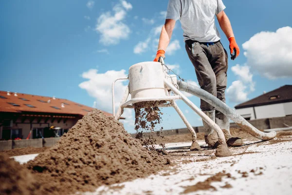 Byggnadsarbetare Som Lägger Sand Och Cement Monterar Avjämningsgolv Sand Och Stockbild