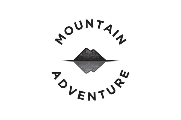 Sombra Montaña Dibujada Mano Logo Aventura Diseños Inspiración Aislado Sobre — Vector de stock