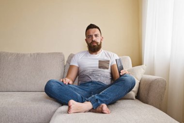 Lotus duruş oturma ve rahat oturma odasında penceresinde arıyorum sakallı hippi portresi kapatın