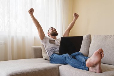 Zaferini kutluyor mutlu sakallı adam serbest meslek