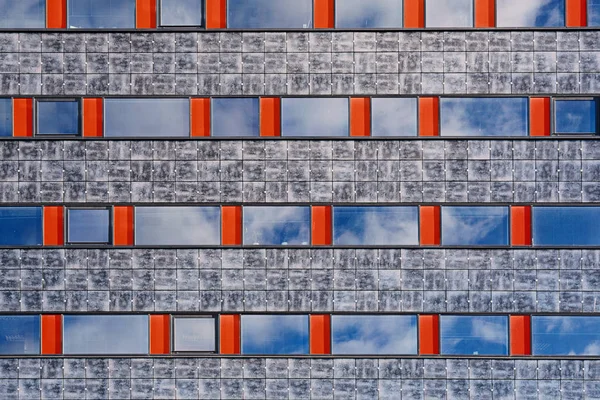 Fachada Edifício Escritório Moderno Abstrato Com Elementos Vermelhos Nuvens Refletidas — Fotografia de Stock