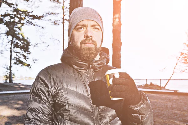 Beyaz sakallı adam ile deniz kıyısında yürüyüş kahve götürün ve gizlilik ve hava sahiptir. Geri çekilme ve anti-stres kavramı, tonda