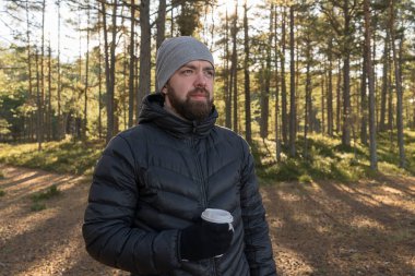 Beyaz sakallı adam ile ormanda yürüyüş kahve götürün ve gizlilik sahiptir. Bir ara kavram al